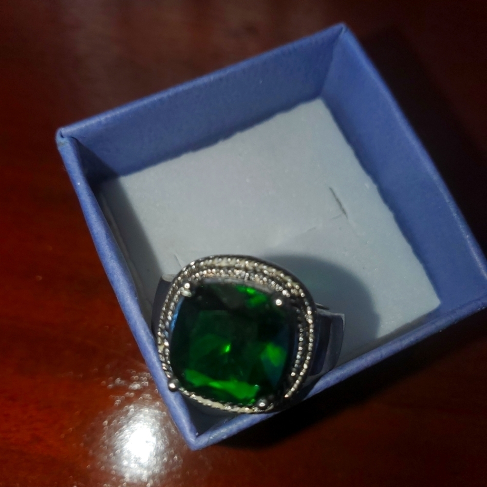 Gorgeous Silver & Green Fragrant Jewels Ring